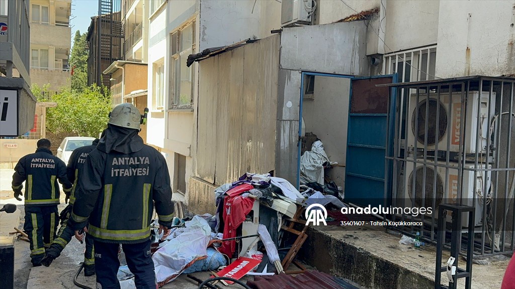 CHP Antalya İl Başkanlığı deposunda çıkan yangın söndürüldü