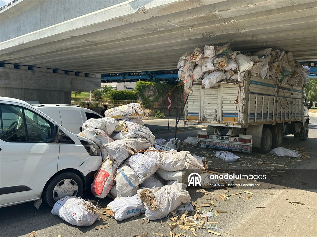 Adana’da odun yüklü kamyon köprü altında sıkıştı