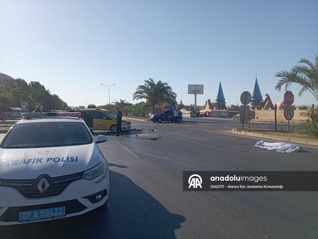 Antalya’da hafif ticari araçla çarpışan motosikletin sürücüsü öldü
