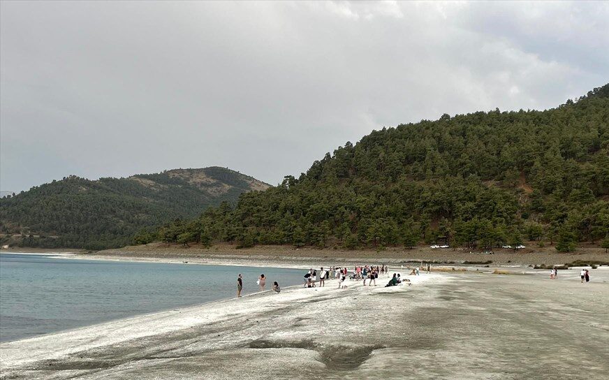 Salda Gölü’ne giren genç boğuldu