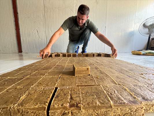 Deprem nedeniyle ayrıldığı memleketine organik sabun üretimini sürdürmek için döndü