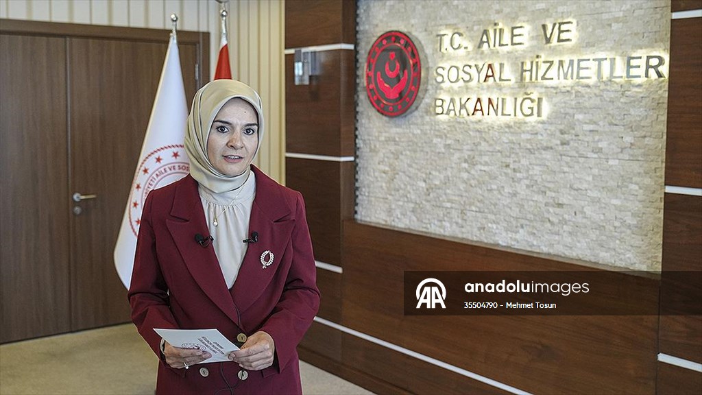 Aile ve Sosyal Hizmetler Bakanlığından başörtüsü nedeniyle kongrede görev verilmeyen öğrenciye destek