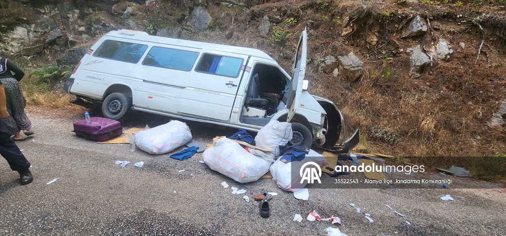 Alanya’da devrilen minibüsteki 6 kişi yaralandı