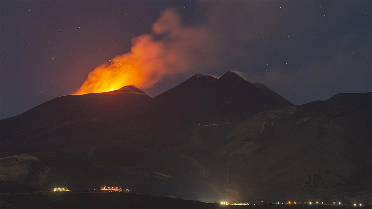 AA-20240804-35315916-35315915-ITALYADAKI_ETNA_YANARDAGI_LAV_PUSKURTMEYE_BASLADI