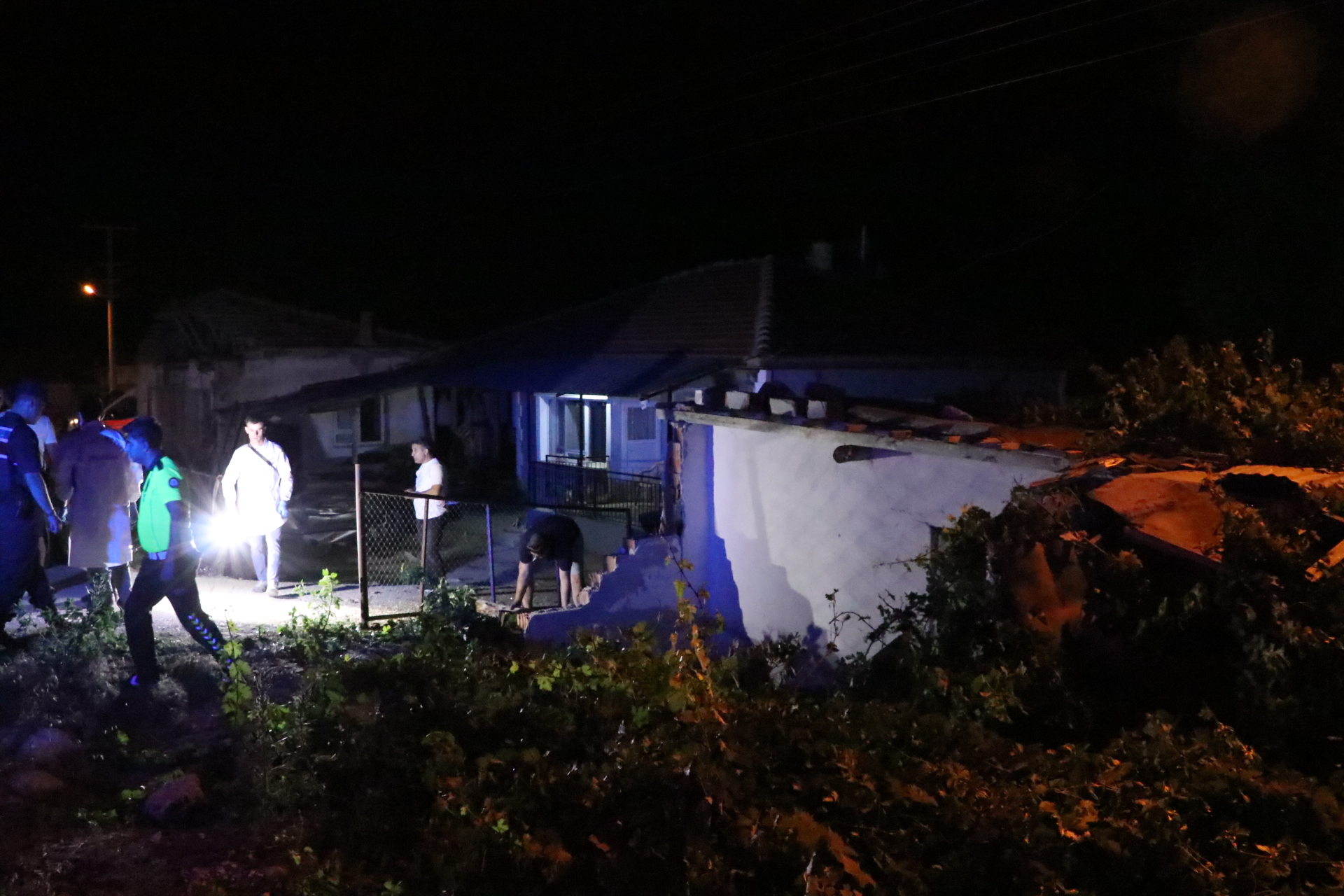 Burdur’da evin bahçesine devrilen araçtaki bir kişi öldü, 2 kişi yaralandı