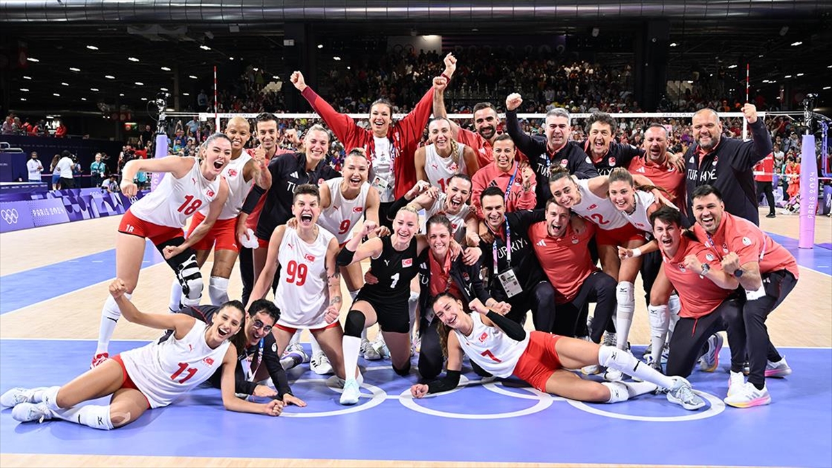 AA-20240806-35332438-35332437-A_MILLI_KADIN_VOLEYBOL_TAKIMI_OLIMPIYAT_OYUNLARINDA_ILK_KEZ_YARI_FINALE_YUKSELDI