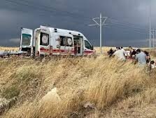  Şarampole devrilen otomobildeki 2 kişi yaralandı