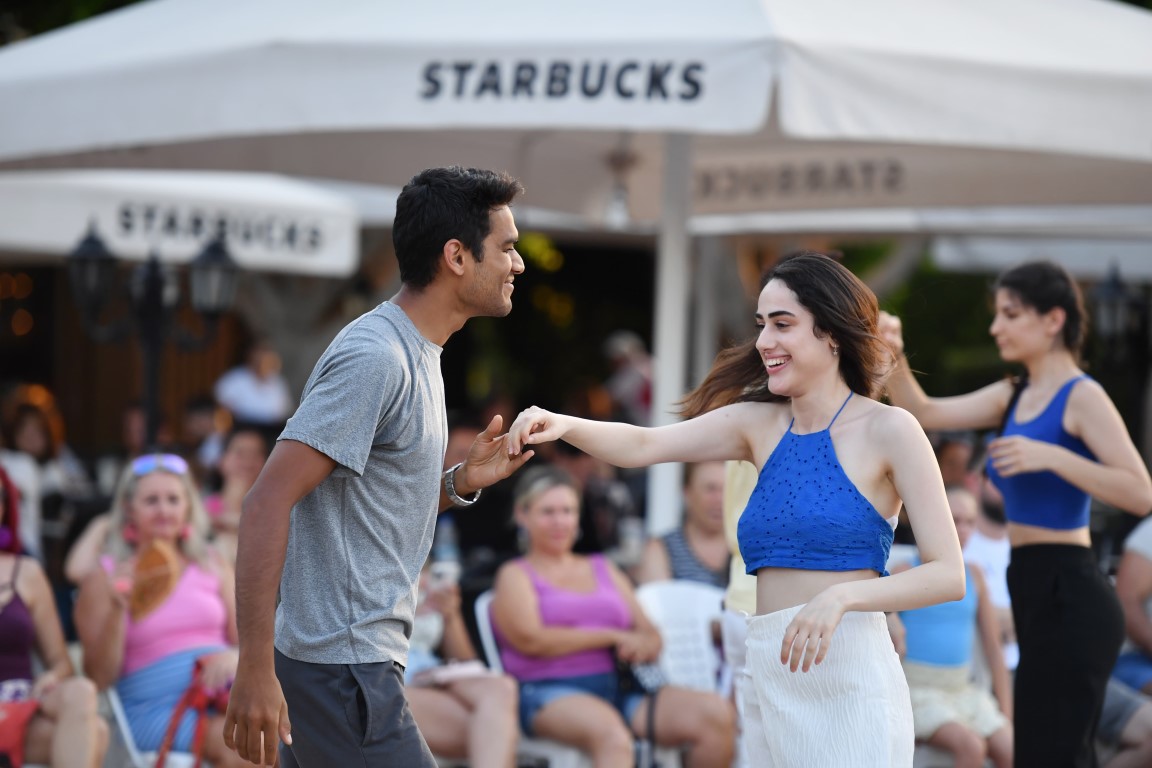 KONYAALTI’NDA HER PAZAR SOKAKTA DANS VAR 