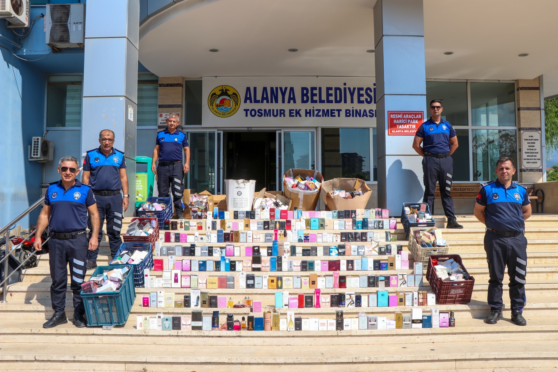 ALANYA BELEDİYESİ BİNLERCE ŞİŞE SAHTE PARFÜMÜ İMHA ETTİ