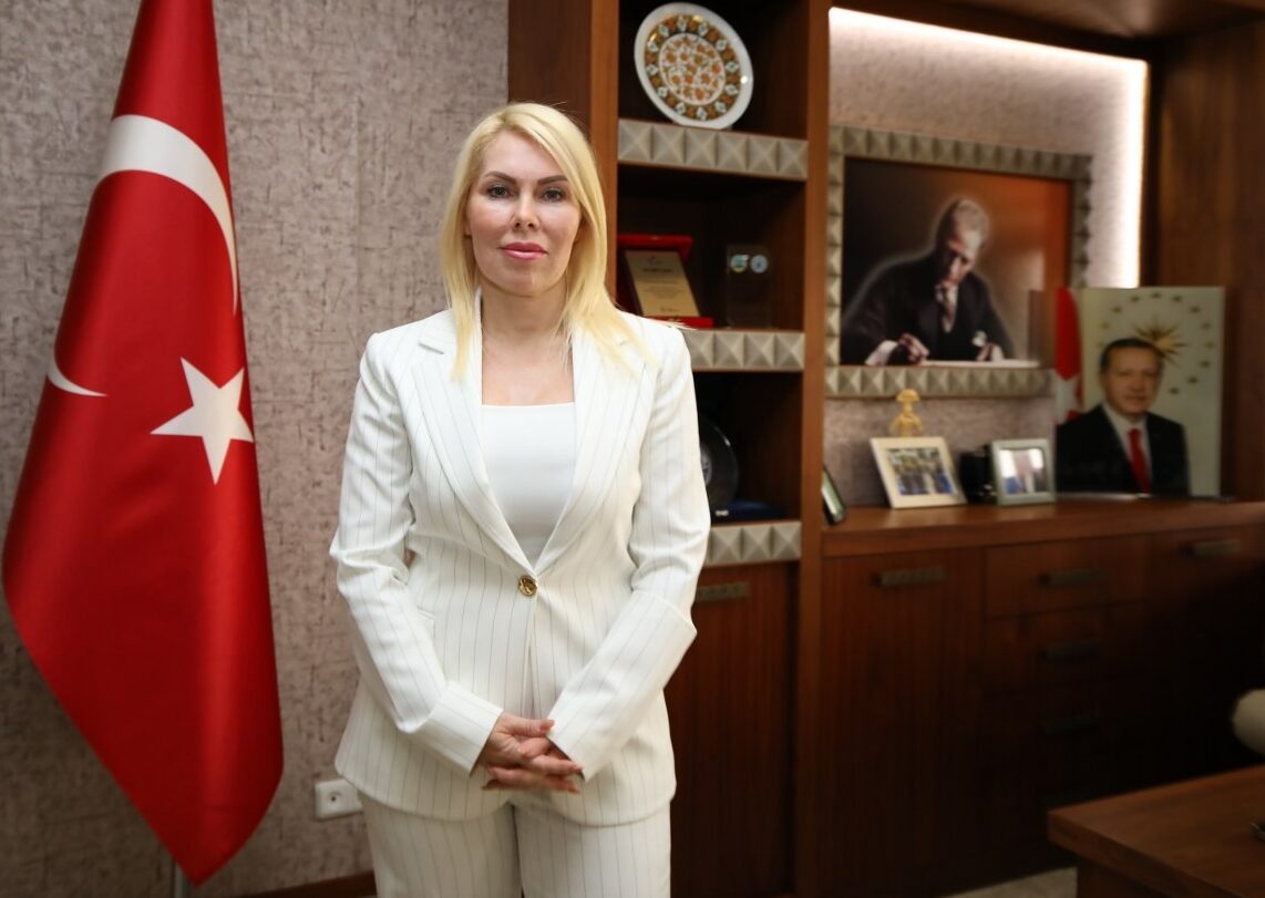 Rektörlüğünün ikinci dönemine alkışlarla başladı