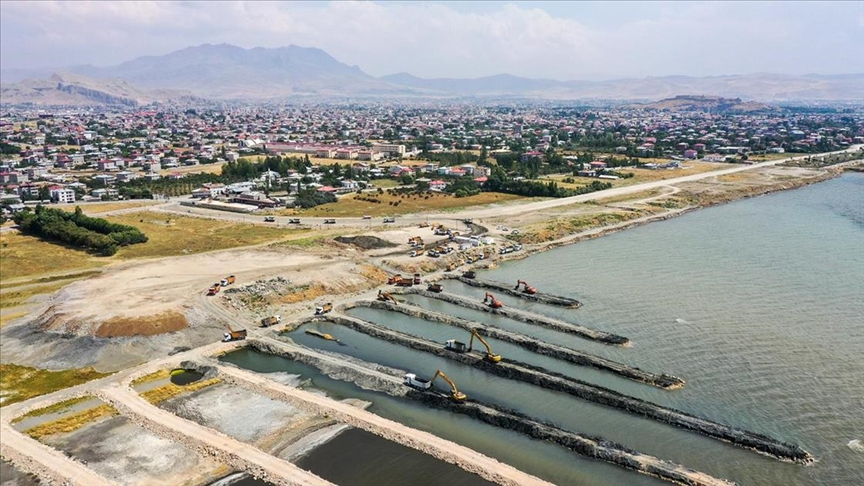 Van Gölü’nün zemininden 1 milyon 950 bin metreküp dip çamuru ve balçık çıkarıldı