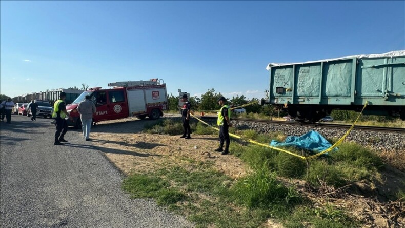 Malatya’da yük treninin çarptığı tarım aracındaki 3 kişi öldü, 1 kişi yaralandı