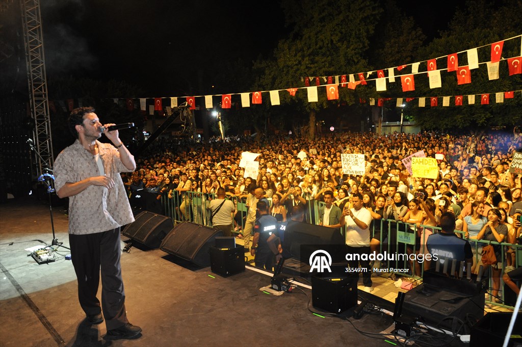 Şarkıcı Buray, Mersin’de konser verdi