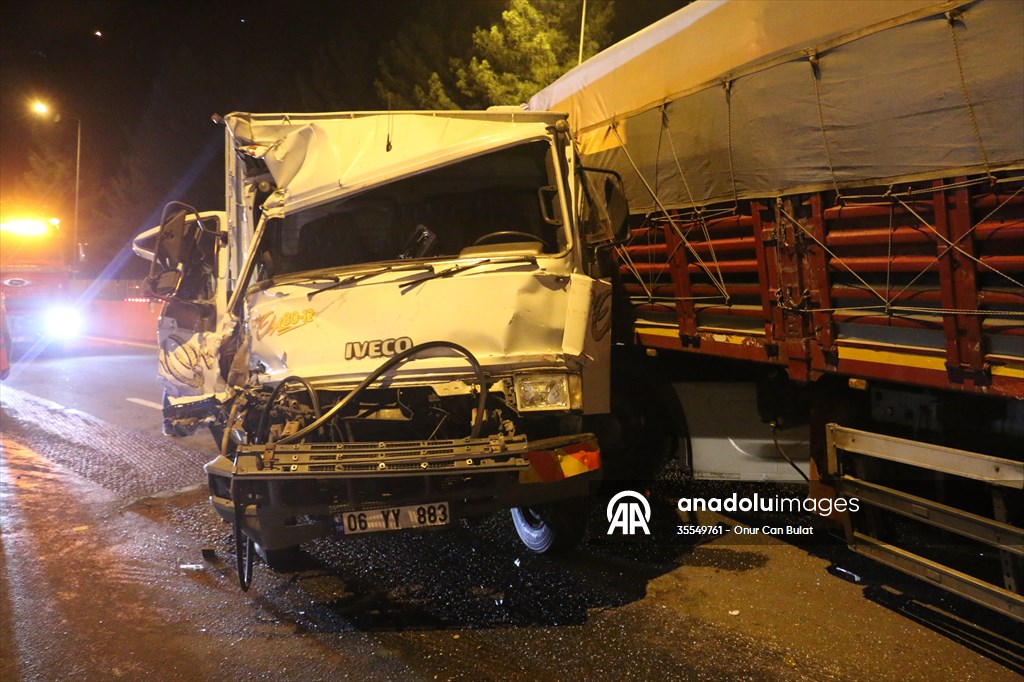 Adana’da iki araç rampayı çıktığı sırada geri geri giden tırla çarpıştı