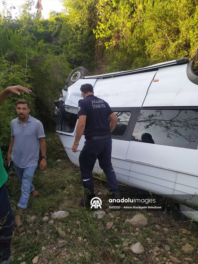 Adana’da devrilen okul servisindeki 9 kişi yaralandı