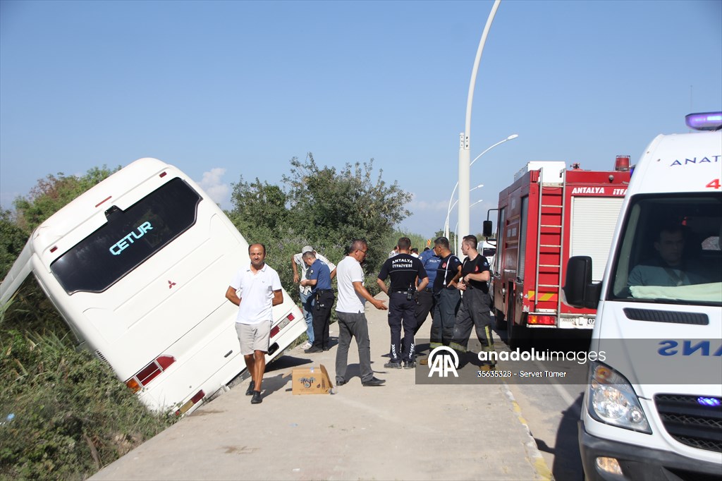 Antalya’da yoldan çıkan servis otobüsündeki 7 kişi yaralandı