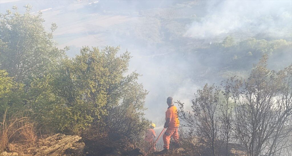 Antalya’da ormanlık alanda çıkan yangına müdahale ediliyor
