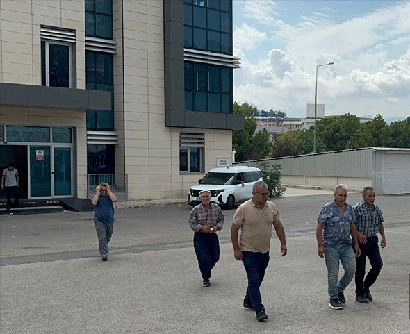 Antalya’da otomobilin su tankerine çarptığı kazada 3 kişi öldü, 2 kişi yaralandı
