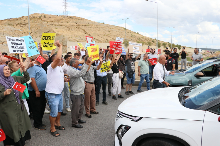 İzmir’de kentsel dönüşüm projesi hak sahipleri yol keserek eylem yaptı