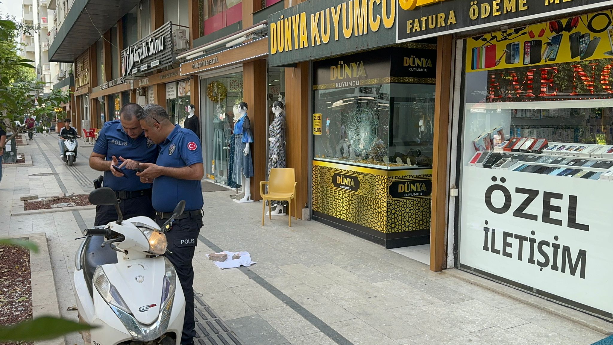 Antalya’da kuyumcunun altınlarını çalmaya teşebbüs eden şüpheli yakalandı