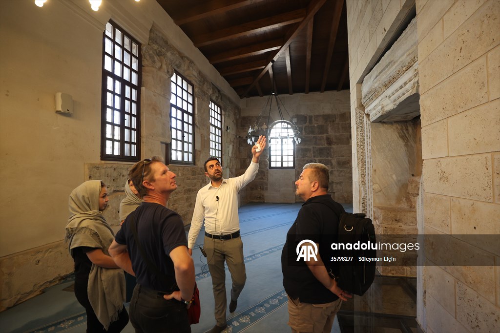 Antalya’da imam görev yaptığı tarihi camiyi turistlere 4 dilde anlatıyor