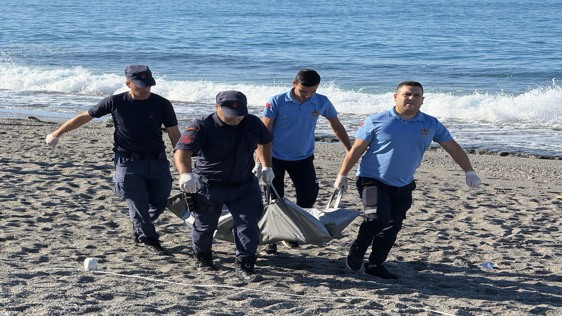 Alanya’da deniz kıyısında erkek cesedi bulundu