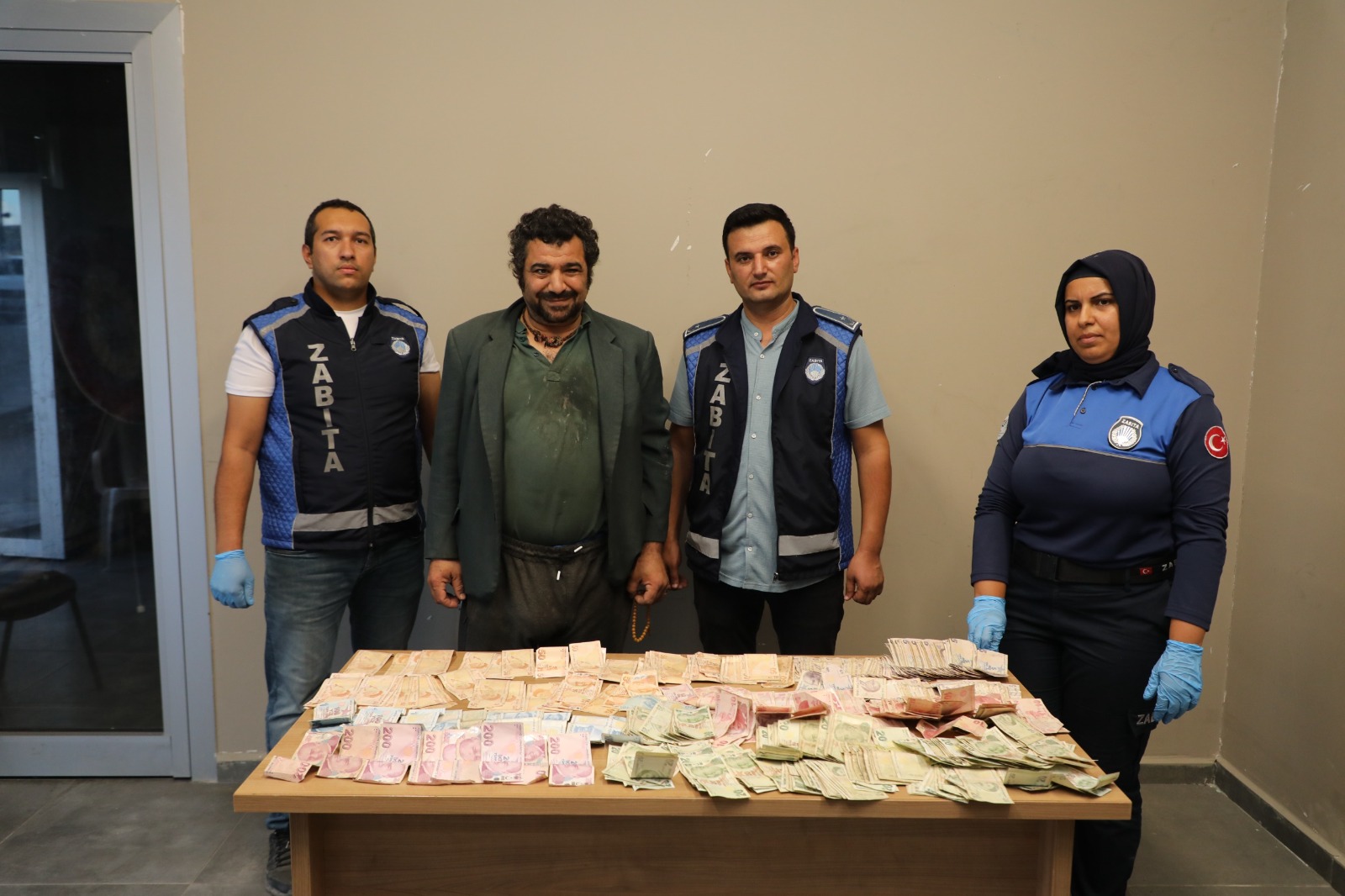 Dilencinin üzerinden 12 bin 980 lira çıktı