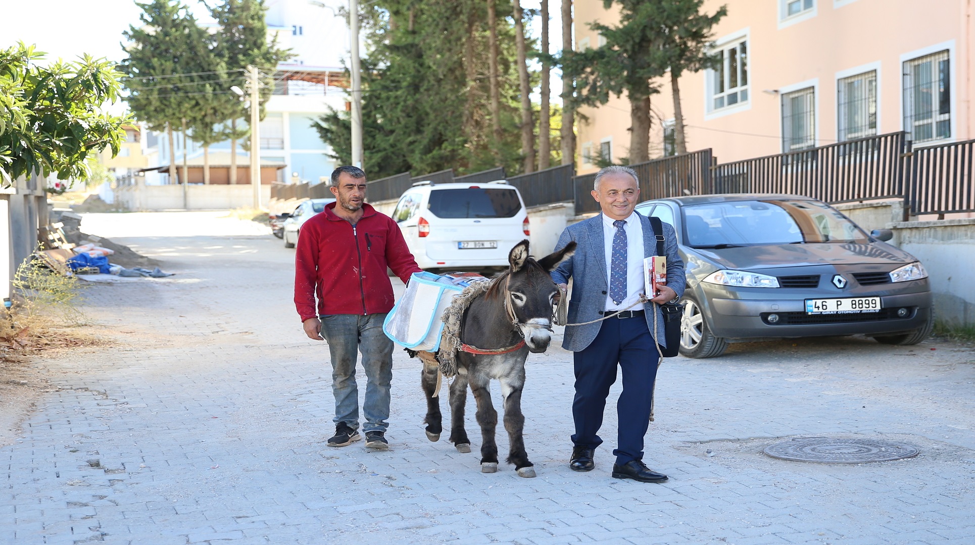 Eşekle Gelen Dostoyevski” heybesinde getirdiği kitapları çocuklara dağıttı