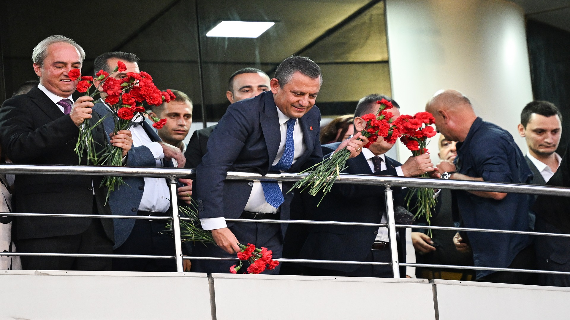 CHP Genel Başkanı Özgür Özel, Kepez’de vatandaşlarla buluştu:
