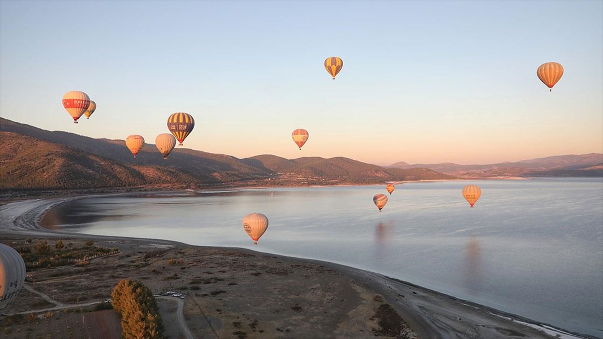 Salda semaları TÜRSAB organizasyonundaki sıcak hava balonlarıyla süslendi