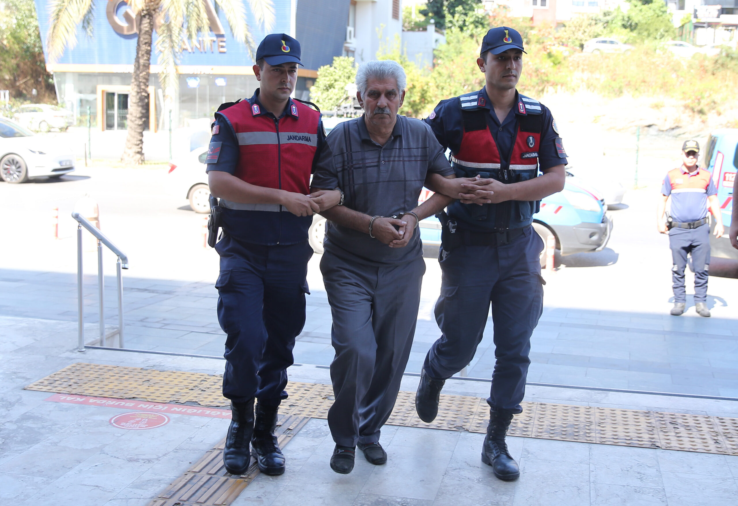 Alanya’da oğlunu silahla öldürüp, eşini yaralayan kişi tutuklandı