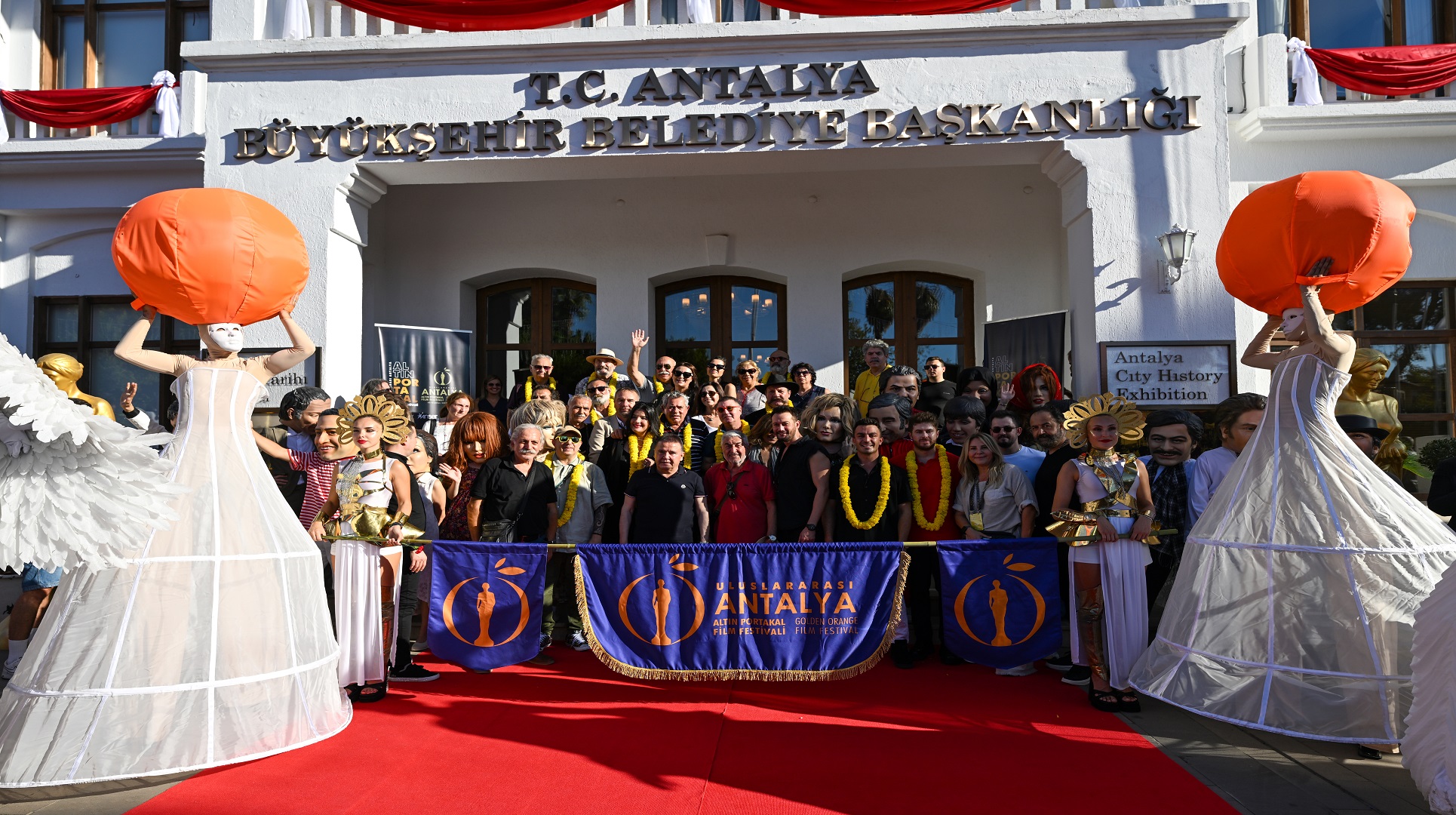 61. Uluslararası Antalya Altın Portakal Film Festivali açılış töreni, kırmızı halı geçişiyle başladı