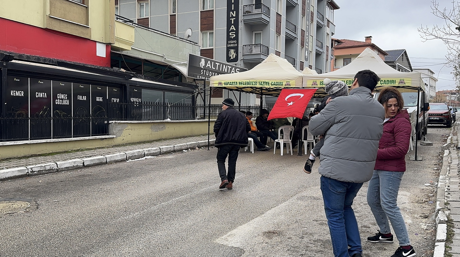 Şehit Astsubay Kıdemli Çavuş Hüseyin İpek’in Isparta’daki ailesine şehadet haberi verildi