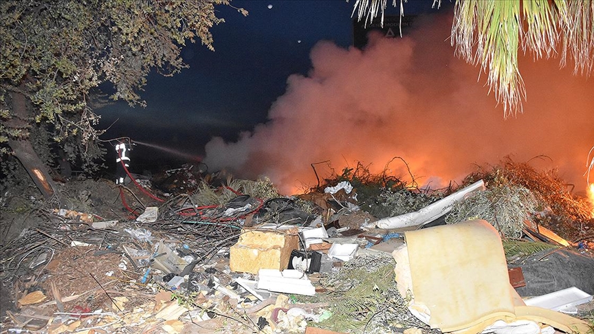 Antalya’da atıkların bulunduğu arazide çıkan yangına müdahale ediliyor
