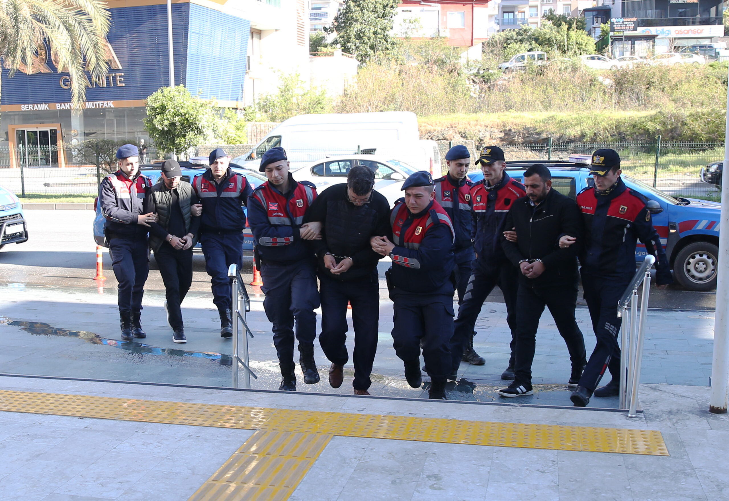 Antalya’da büyük çapta tefeci operasyonu
