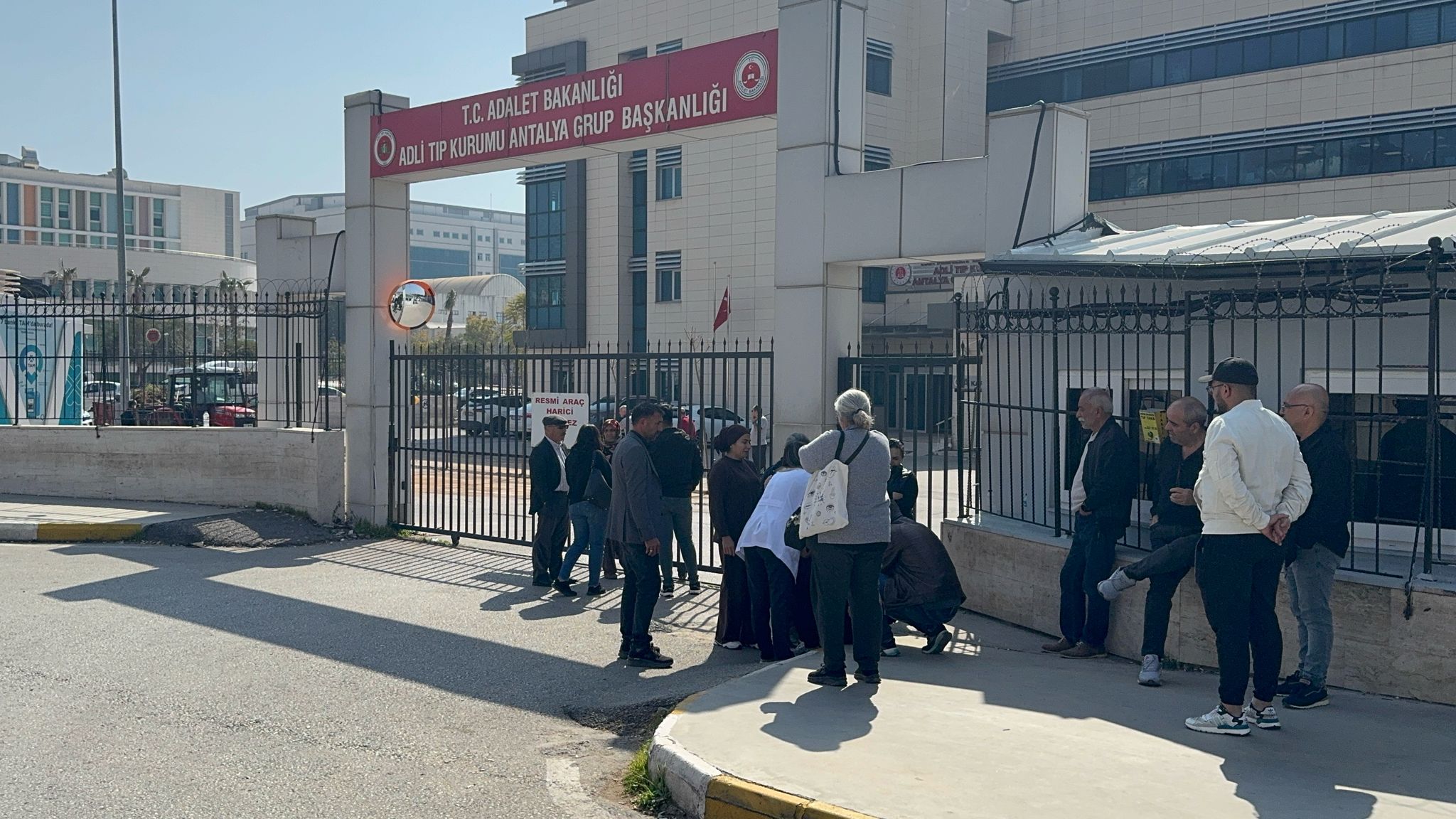 Kaderin böylesi!Antalya’da kadın hemşire 2 ay önce evlendiği meslektaşı tarafından satırla öldürüldü