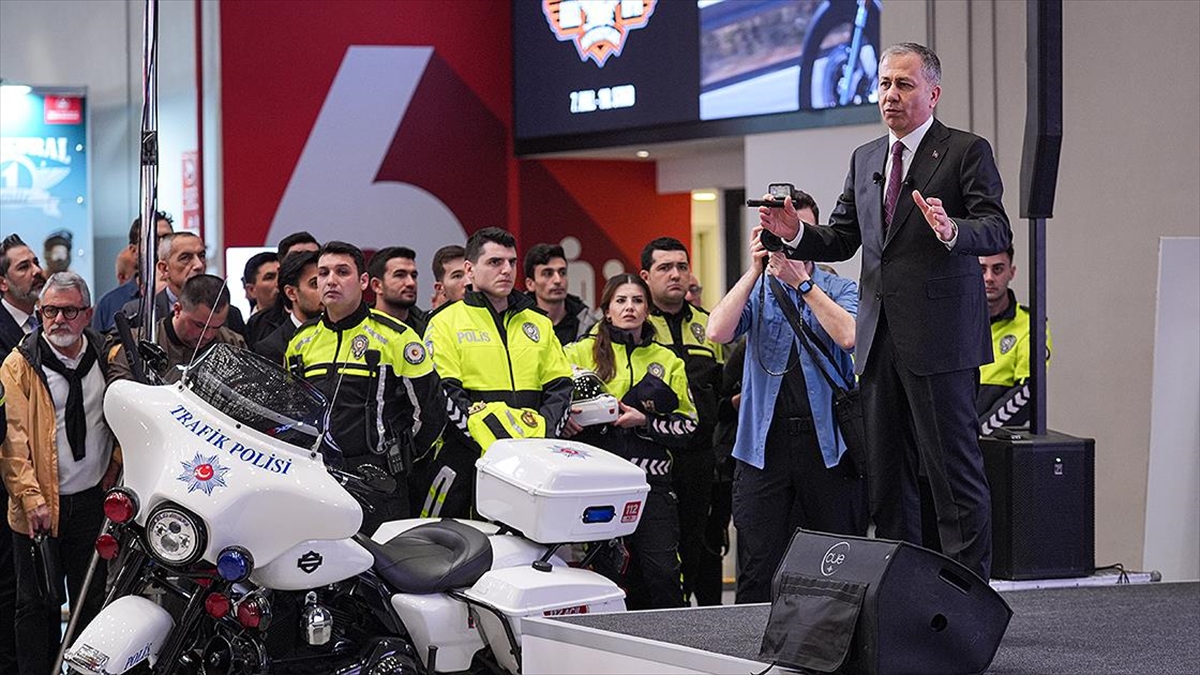 Bakan Yerlikaya Kırmızı ışık ihlali yapanların sürücü belgesi iptal edilecek