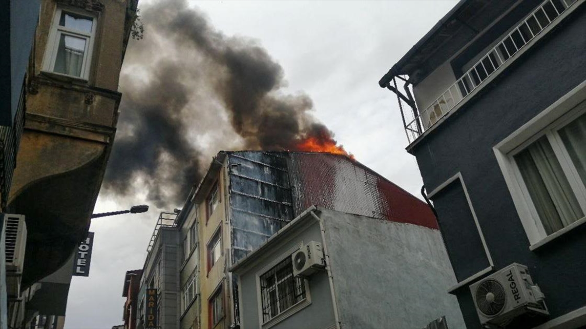 Beyoğlu’nda çöpleri yakan kişi 4 katlı binada yangına neden oldu