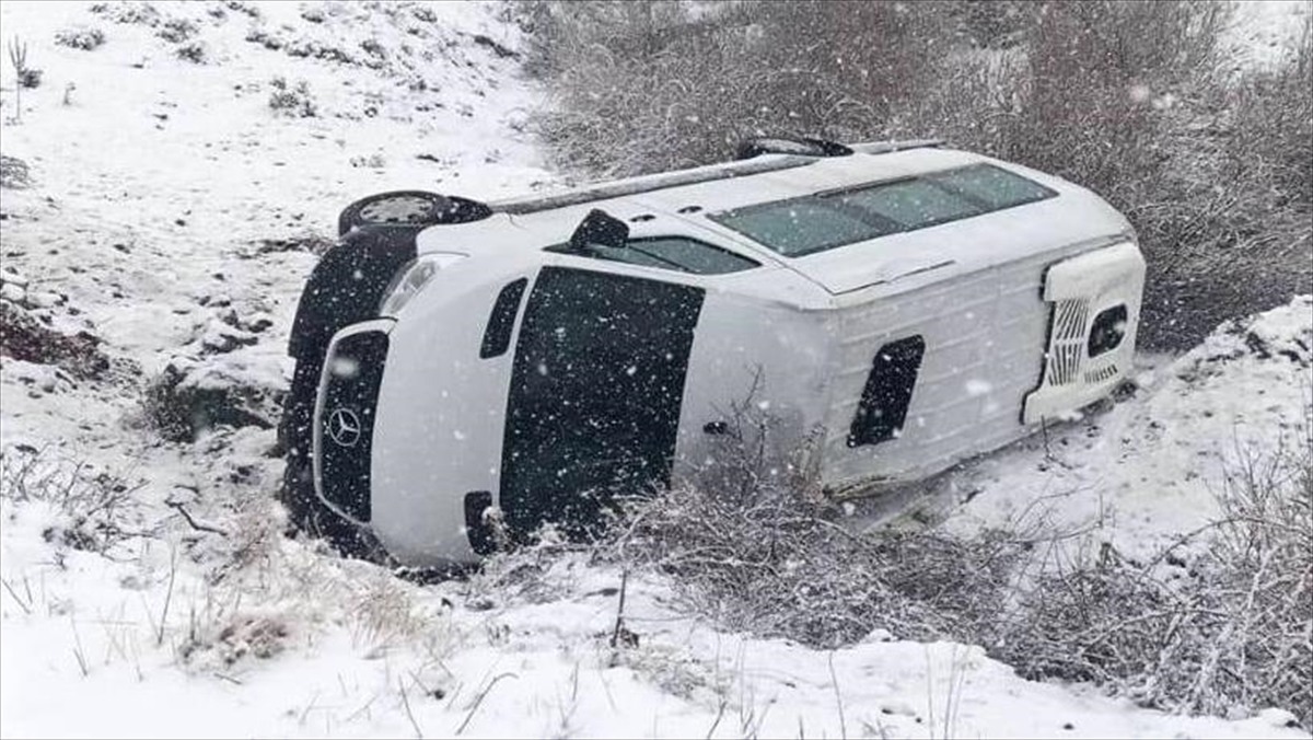 Bingöl’de minibüsün şarampole devrilmesi sonucu 2’si ağır 9 kişi yaralandı