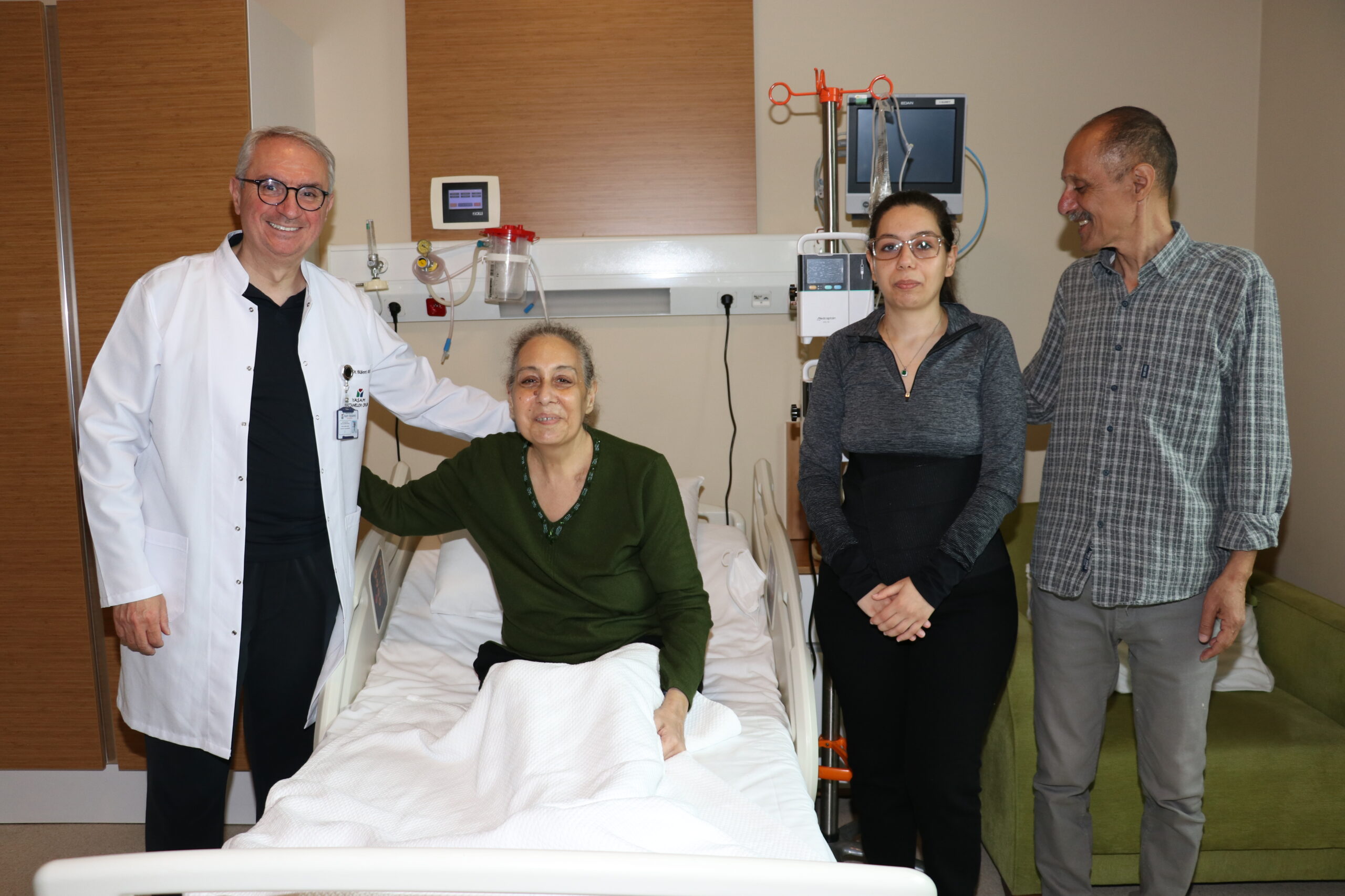 Böbreğiyle eşini diyalizden kurtaran kadını, kızı karaciğer dokusuyla hayata bağladı