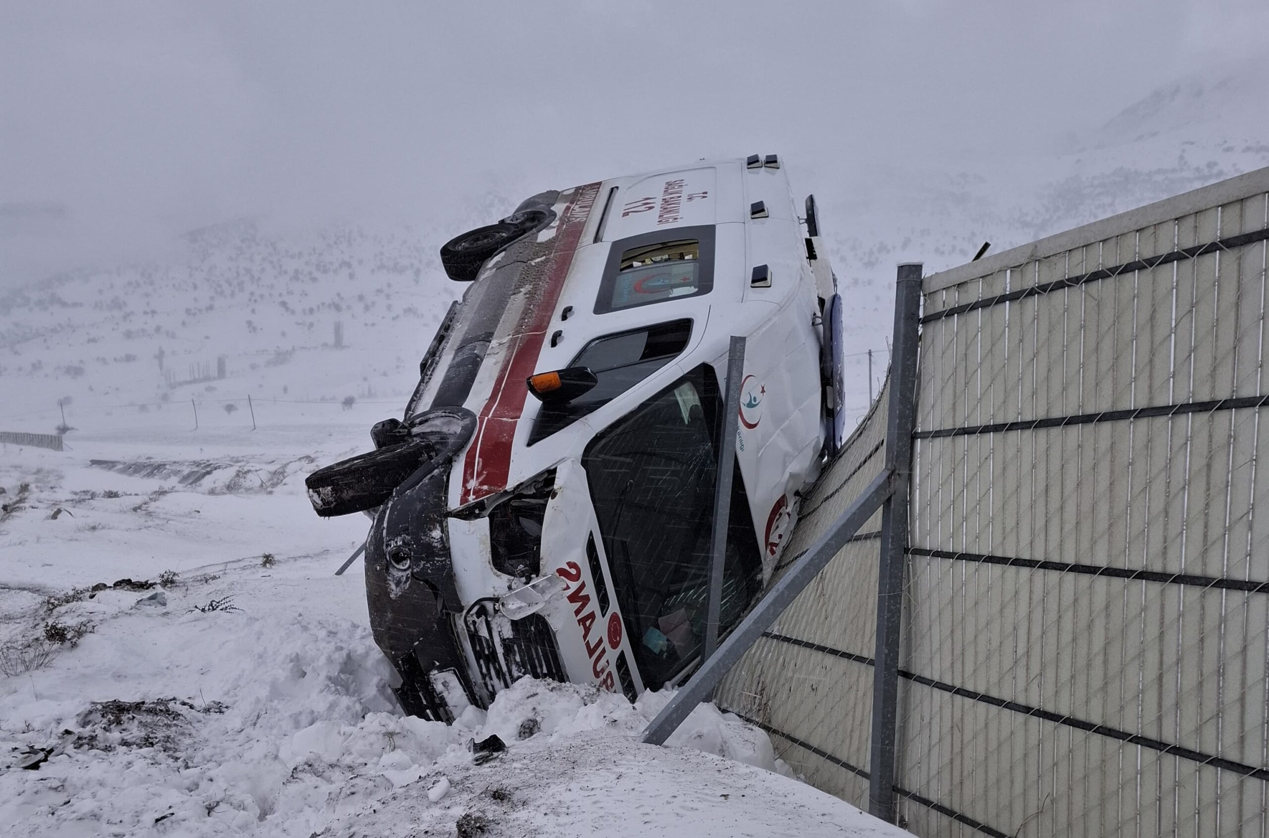 Devrilen ambulanstaki 3 sağlık personeli yaralandı