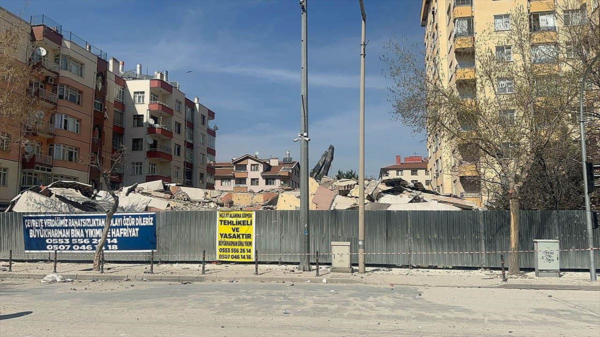 Konya’da 6 katlı bina çöktü
