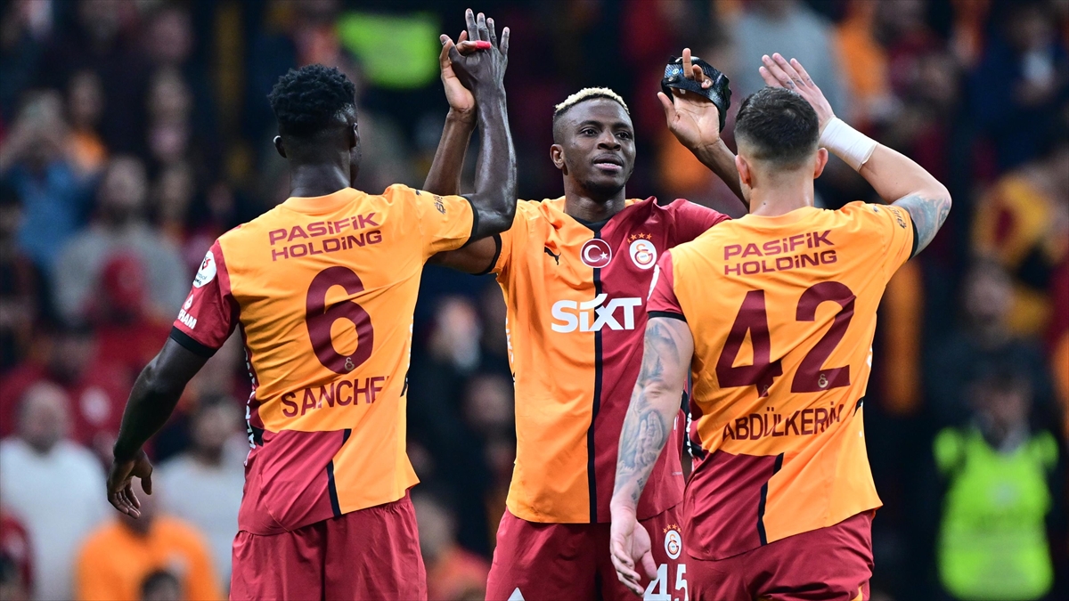 Ligde yenilgiyi unutan lider Galatasaray, Antalyaspor’u farklı geçti