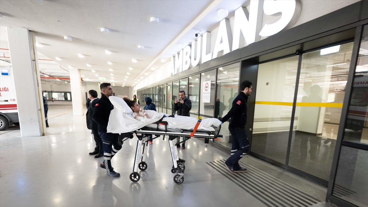 Kuzey Makedonya’daki yangında ağır yaralanan 3 kişi ambulans uçakla İstanbul’a getirildi