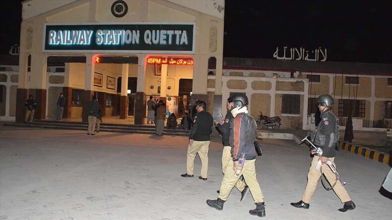 Pakistan’daki tren saldırısına dair operasyonda 155 yolcu kurtarıldı, 27 saldırgan öldürüldü