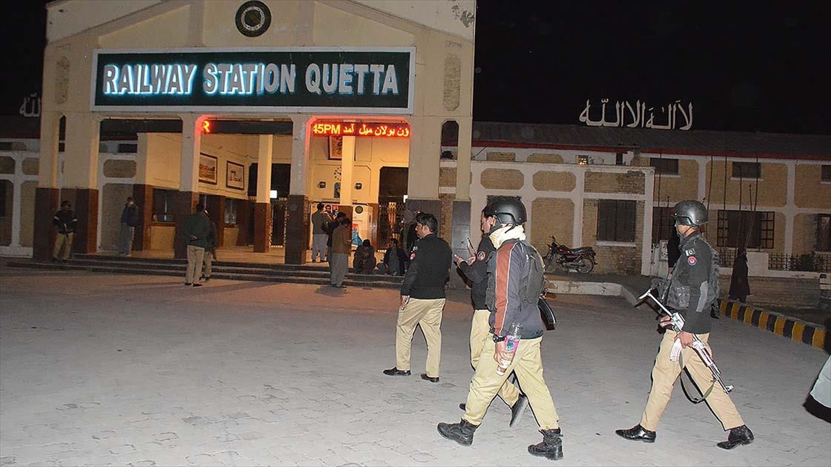 Pakistan’daki tren saldırısına dair operasyonda 155 yolcu kurtarıldı, 27 saldırgan öldürüldü