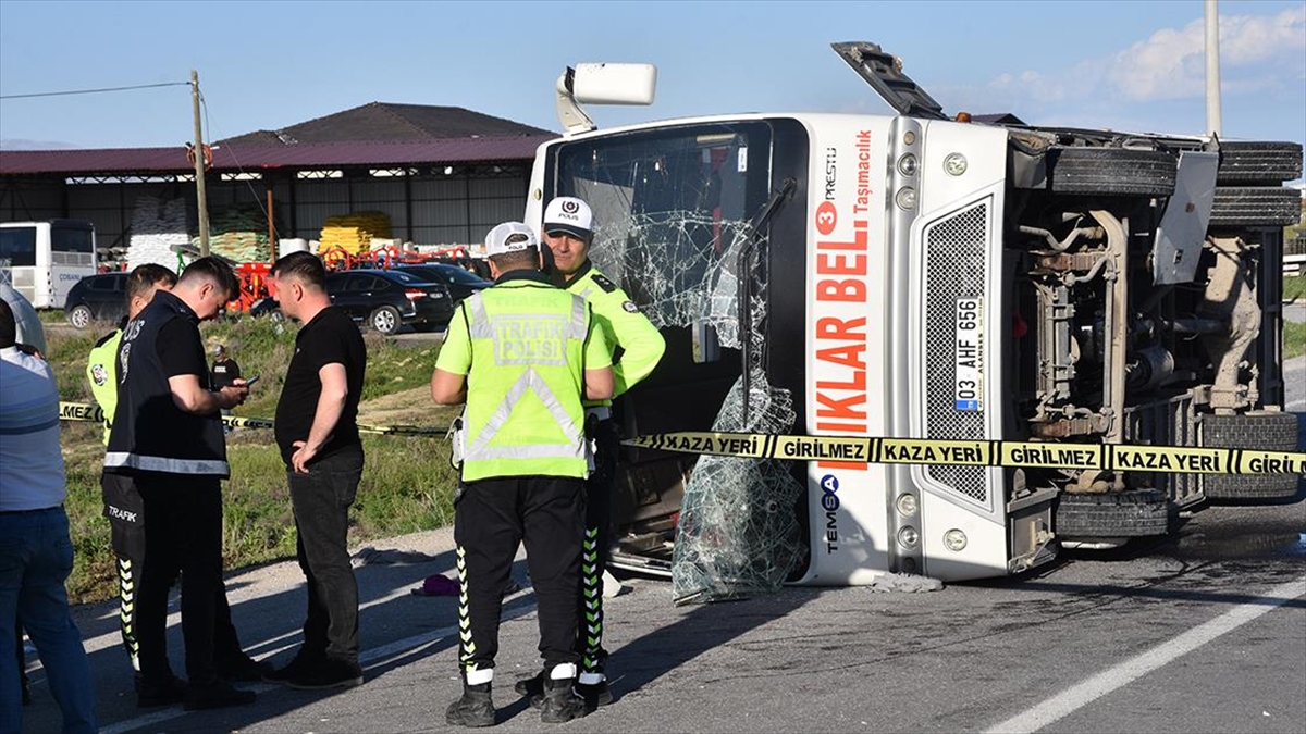 Afyonkarahisar’da servis midibüsü ile otomobilin çarpıştığı kazada 12 kişi yaralandı