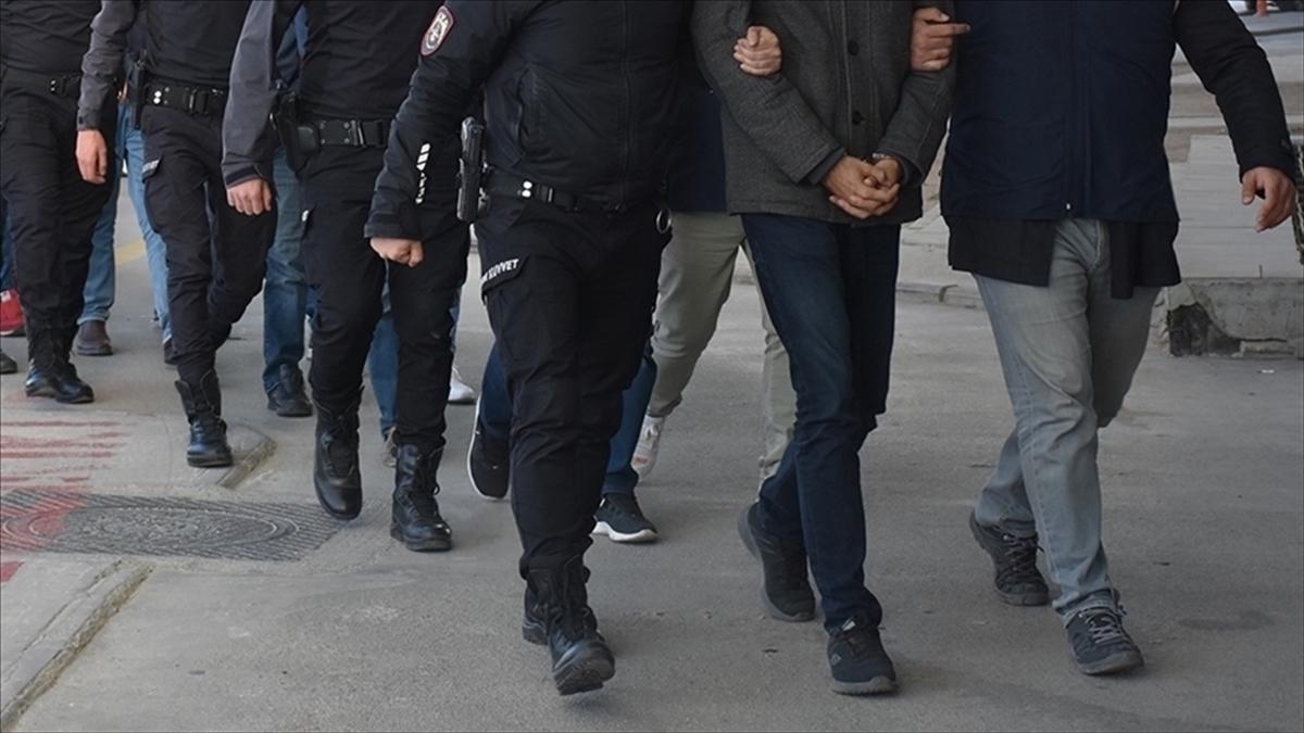 Alman vatandaşlarını organize şekilde dolandıran 7 şüpheli Türkiye’de yakalandı