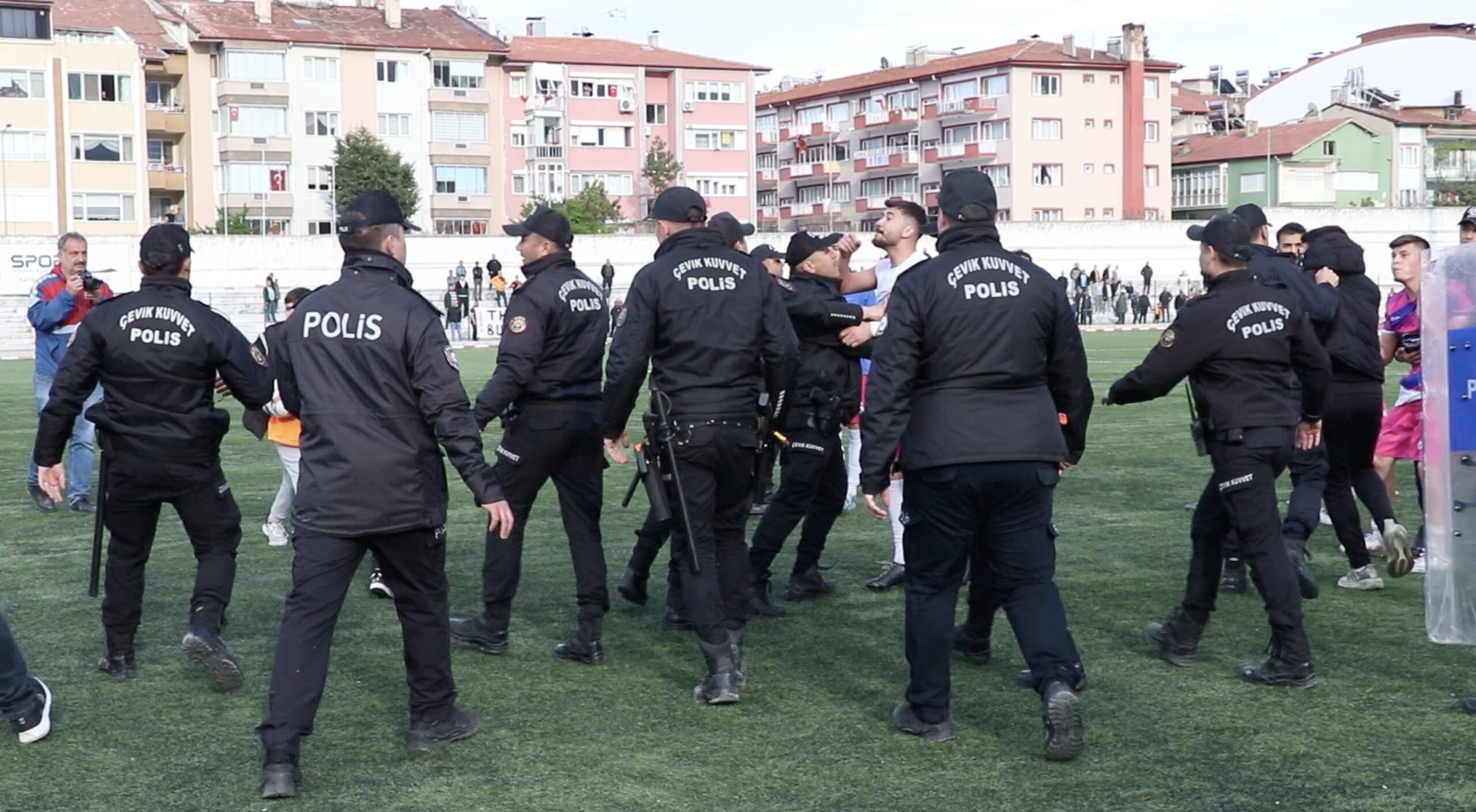 Burdur’da amatör futbol maçında arbede çıktı