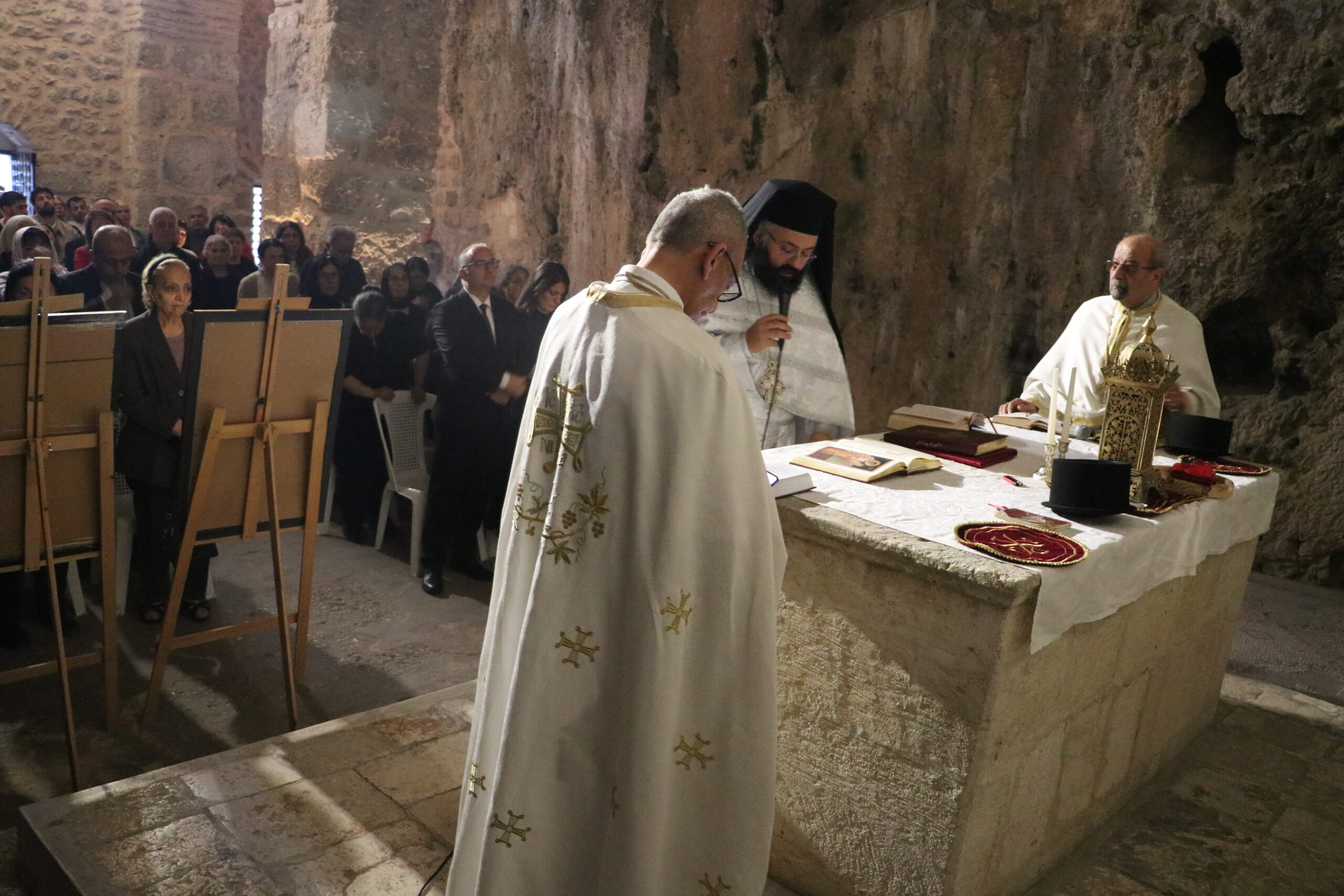 Hatay’da St. Pierre Kilisesi’nde Paskalya ayinine çok sayıda Hristiyan vatandaş katıldı.